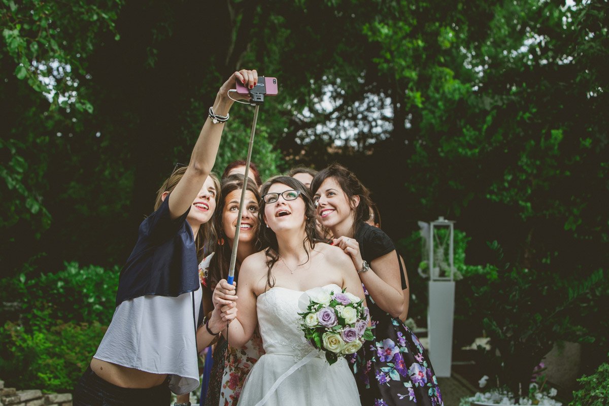 sposa si fa un selfie con le amiche
