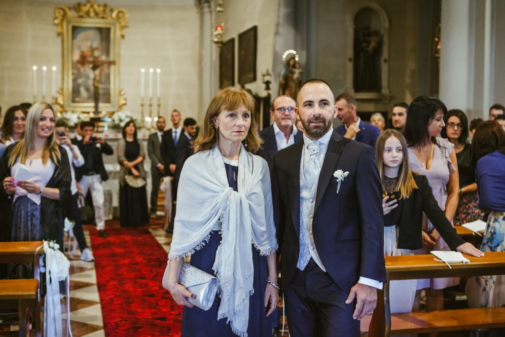 sposo aspetta commosso sposa in chiesa a lutrano