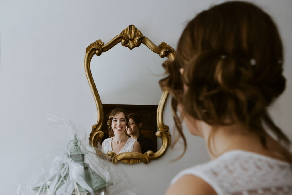 sposa si guarda allo specchio
