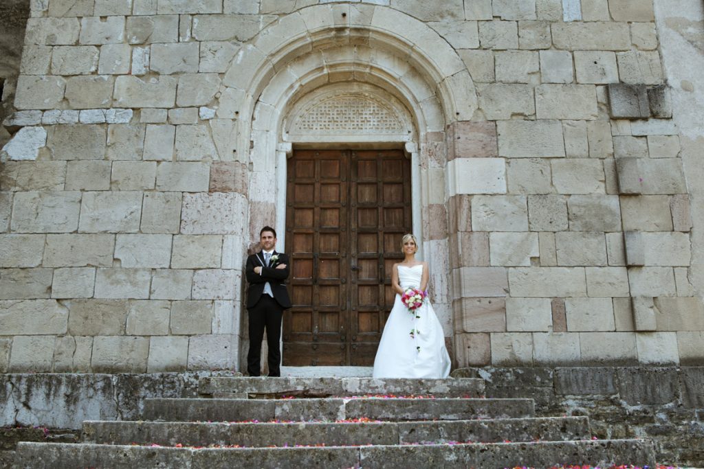 sposi davanti il portone della VBasilica Santi Vittore Corona Feltre Belluno