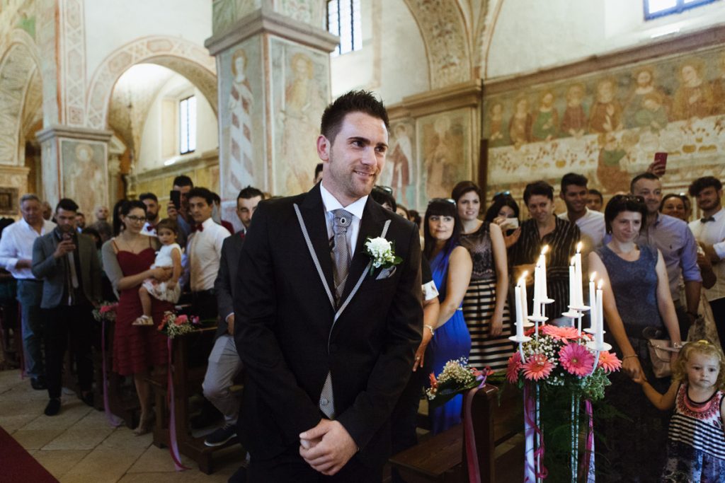 sposo aspetta emozionato la propria sposa all'altare