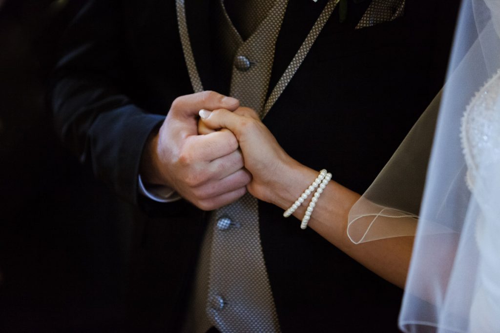 sposi si stringono le mani prima del si