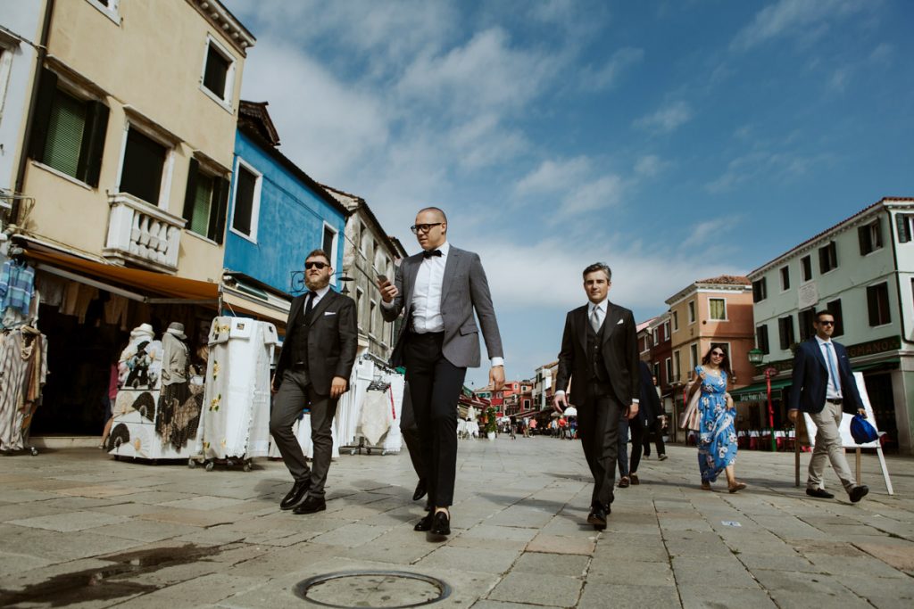 lo sposo arriva alla Chiesa di Burano San Martino Vescovo Venezia
